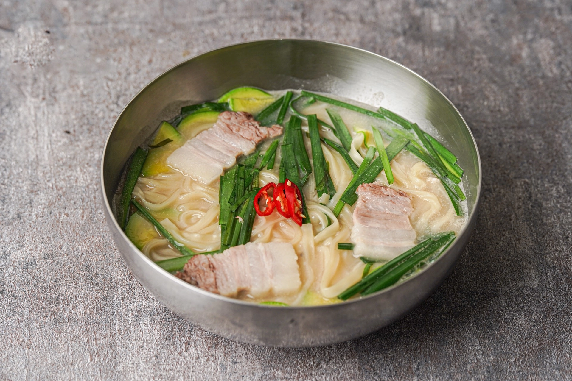 돼지 칼국수