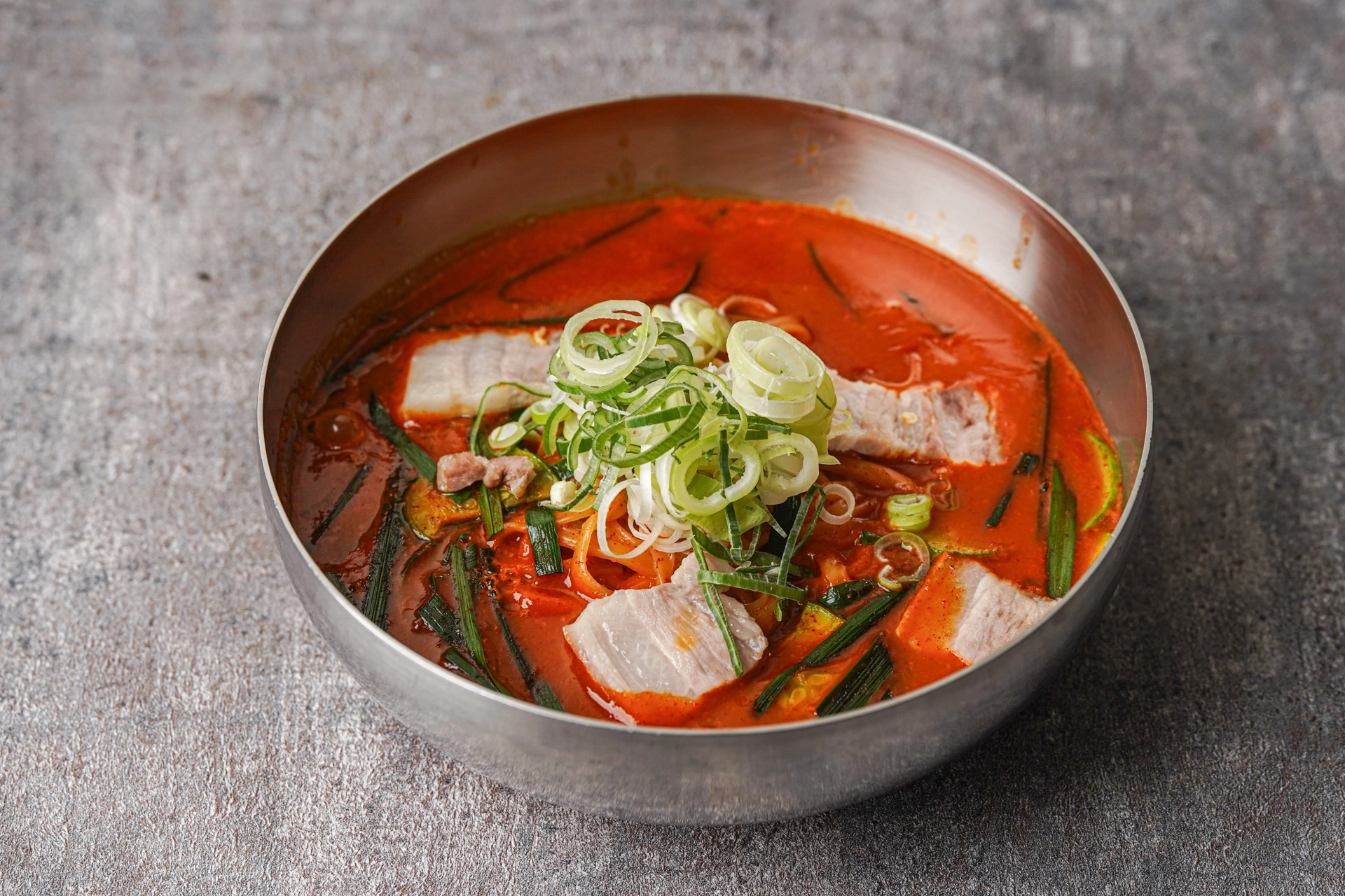 돼지 얼큰 칼국수